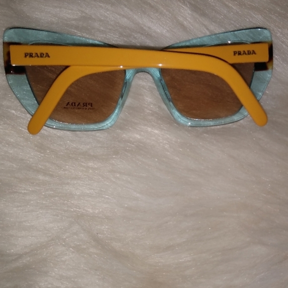 Prada - Picture 4 of 7